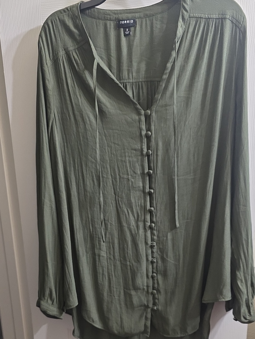 torrid Olive Green Button-Front Tie Neck Blouse Size 2